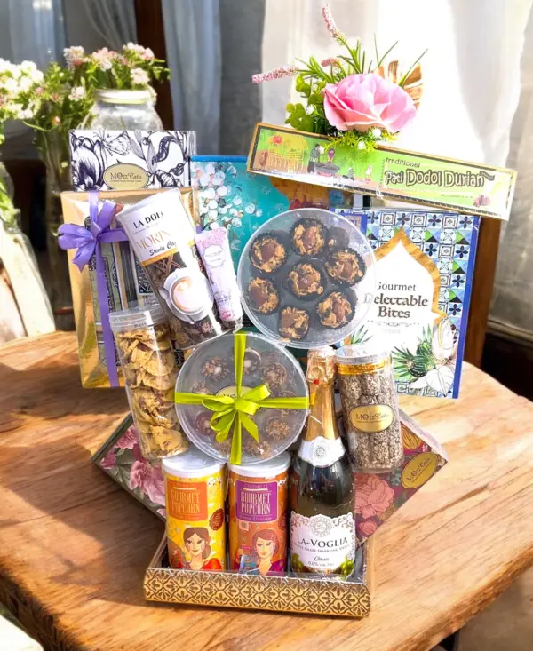 Raya Indulgence Gift Box